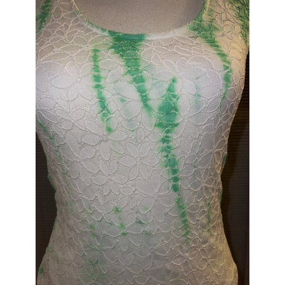 White Green Scoop Flower Embroidered Tank - NWT - SMALL - Picture 6 of 8